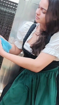 Fantasía bávara - latina en un dirndl, limpieza de casa húmeda y desordenada