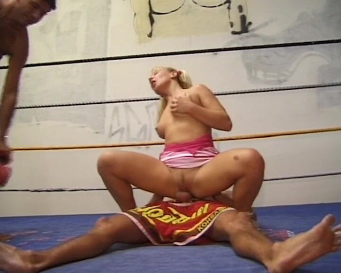 BB Video - Vintage Story: Двойное проникновение немецкой юной блондинки в тройничке FMM в любительском видео