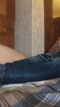 Oben-ohne-footjob, blowjob & sperma auf meine zehen in dünner jeans
