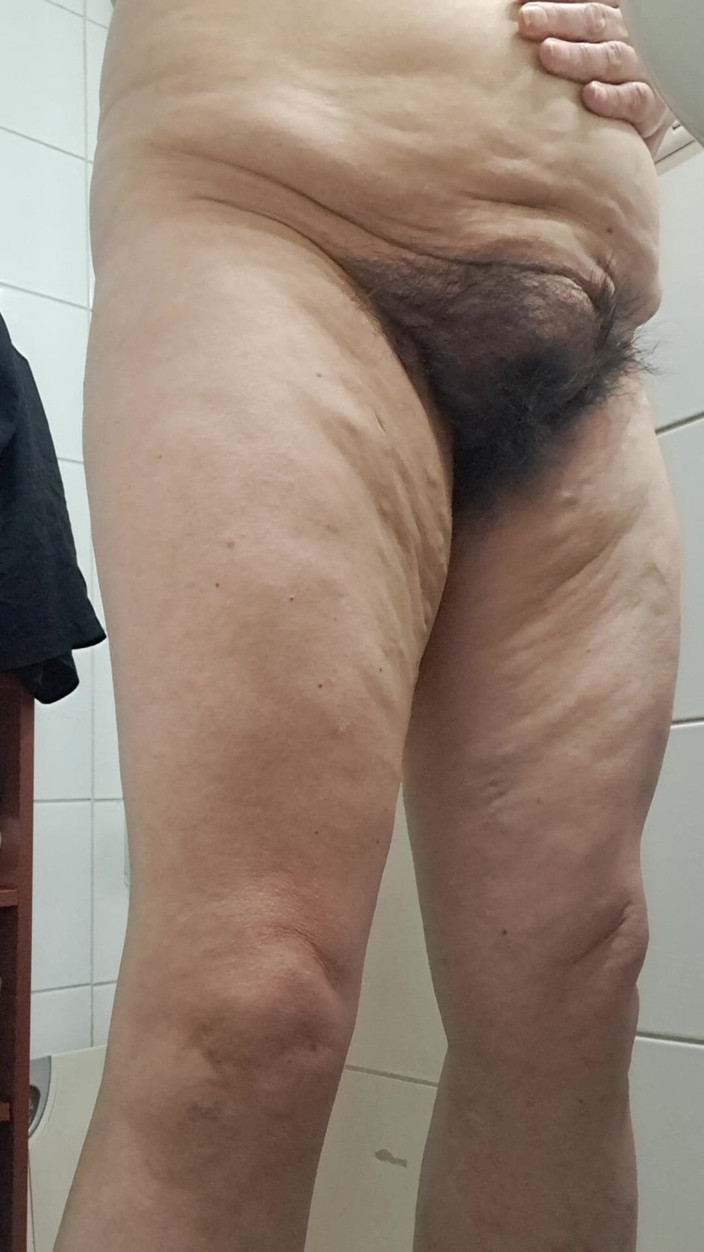 Mommy big hairy pussy: 成熟した毛深い大きなミルフの膣を横から見る