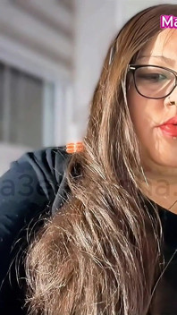 Brezilyalı iri güzel kadın orta yaşlı seksi kadın tanrıça vaping iqos iş başında