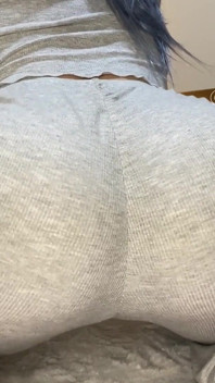 मोटी वाली गोरी लड़की आरामदायक पादती है