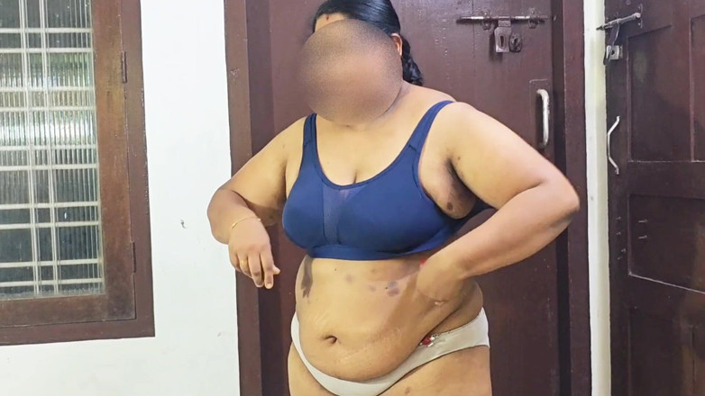 Anne Ipe: Sexy indiana em sari azul, removendo sari para mostrar aqui...