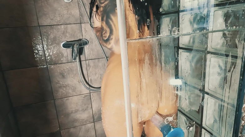 Miss Lilith devil: Yapay penisimle sabah duşu