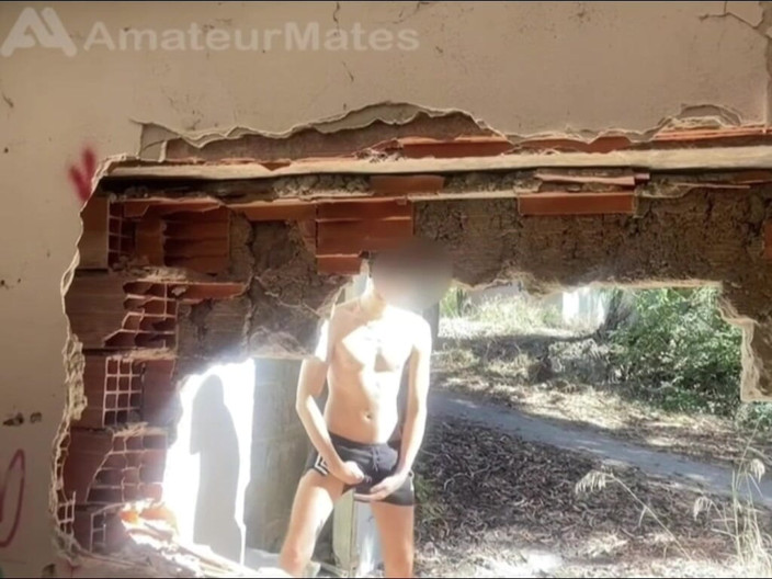 AmateurMates: Zkoumání opuštěné budovy, 2 amatérští chlapci si sundají oblečení a jeden...