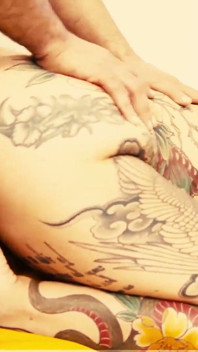 Ce lapin mature tatoué cherche à se faire baiser à nu dans le cul