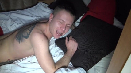 Gaybareback: Oscar Wood scopato senza preservativo dall'inglese ronny