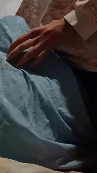 베개에 보지를 문지르고 빨리 사정하는 슈퍼 마른 소녀