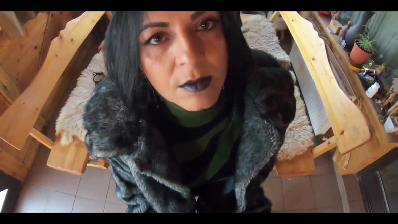 MilfyCalla: Элегантную шлюшку в шубе трахнули на деревянном столе и дважды покрытые спермой