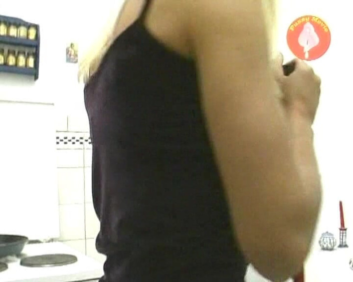 123XXX German movies: Caliente alemana milf consigue semen por todas sus pequeñas tetas...