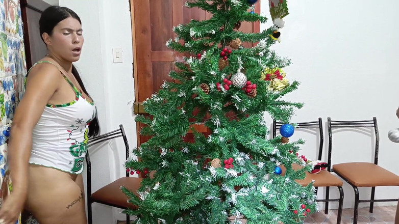 Lady: बूढ़ा सौतेला पापा क्रिसमस के लिए अपनी बड़े स्तनों वाली सुडौल सौतेली कन्याओं में से एक को चोदता है