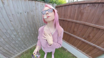 VR smokers HD-2D Videos Only: Chloe Toy - merokok di tamannya