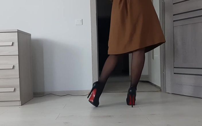 Hot Wife Nikole: Štíhlá brunetka v bezešvých punčochách na vysokých podpatcích svádí.