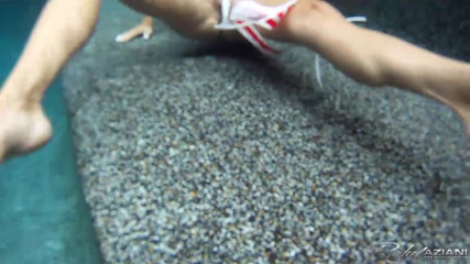 Aziani: Rachel Aziani brinca com seus buracos enquanto está na piscina