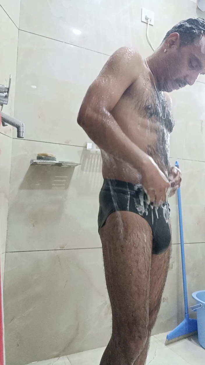 Rajasthani-old-lover: Indický desi muž si užívá sprchu a sex