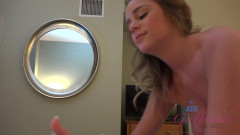 ATK Girlfriends: Alexis vyjde z koupelny v opravdu pěkném prádle.