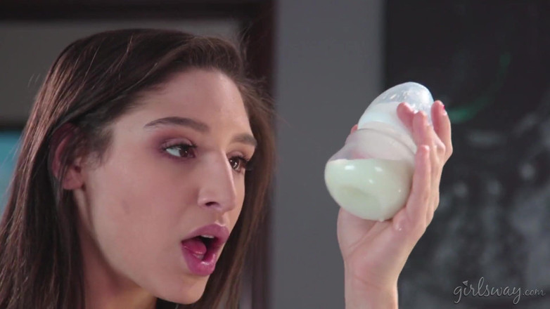 Girlsway: Girlsway годує грудьми наглядачу з Abella Danger