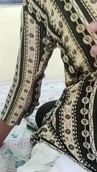 J’ai amené la fille du village indien à la maison, j’ai pressé ses seins et je l’ai baisée