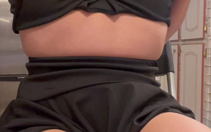 TSJade95: 黑色迷你裙金色高跟鞋角质婊子硬高潮