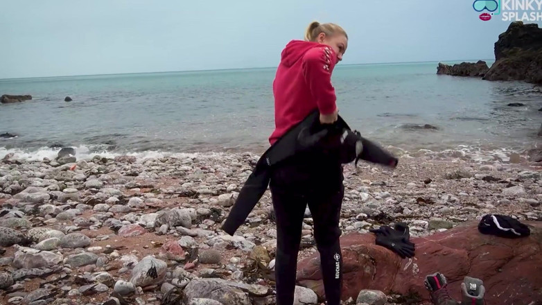 UKCuteGirl Lucy Lauren: Cuộc đấu tranh wetsuit dày 8mm &amp; bắn nước biển