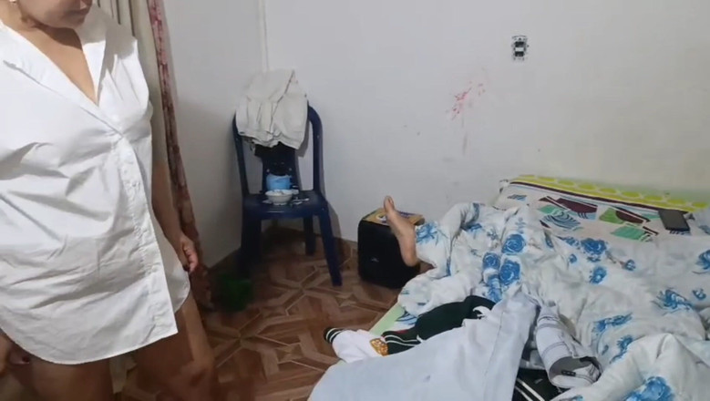 Milfcaliente69: Uma madrasta muito tesuda acaba fodendo seu enteado enquanto o...