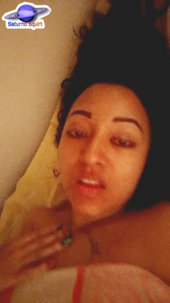 Saturno Squirt: Latinskoamerická žena říká ahoj svým následovníkům