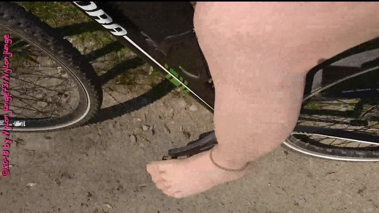 Carmen_Nylonjunge: Menunggangi sepeda dengan celana ketat yang bagus