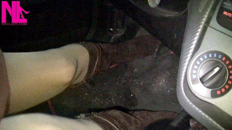 Nyllady: 穿着裸体连裤袜和Bworn扣泵