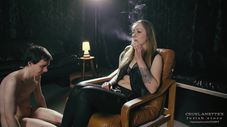 Cruel Anettes fetish world: Deux cigarettes pour aujourd'hui