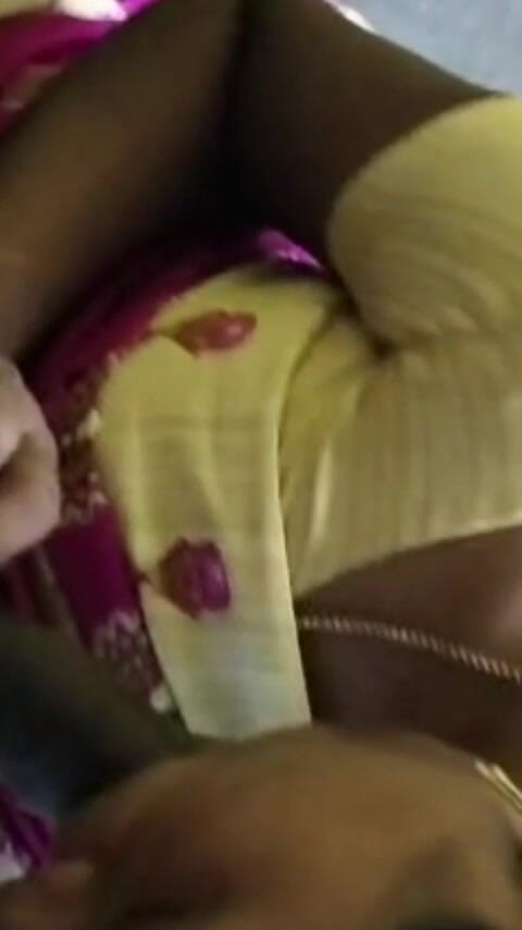 kaaiya: Żona z Sari klęka blow job