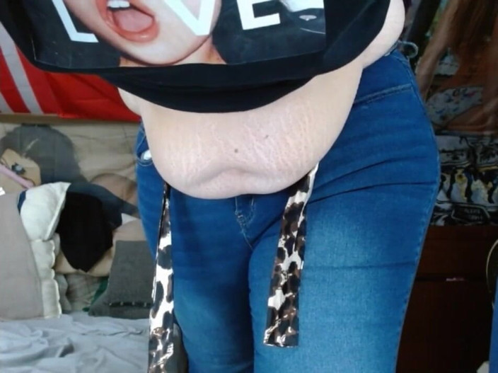 CosmicJones88: Une grosse tapette aux seins porte et enlève son jean...