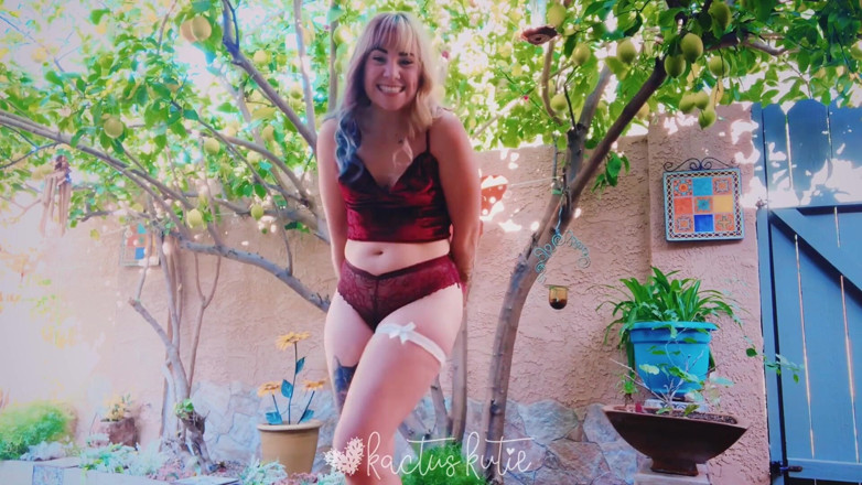 kactus kutie: Kencing di balik celana dalam natalku