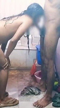 Adik ipar sedang mandi semasa abang ipar memasuki bilik air dan mula meninggalkan adik ipar.