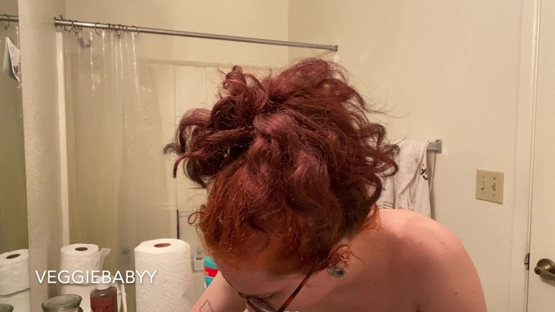 Veggiebabyy: Çıplak banyo temizliği ve çiş