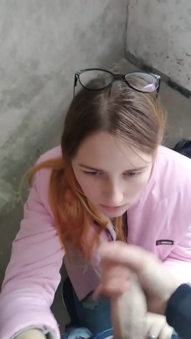 SweetAndFlow: Девушка сосала у входа