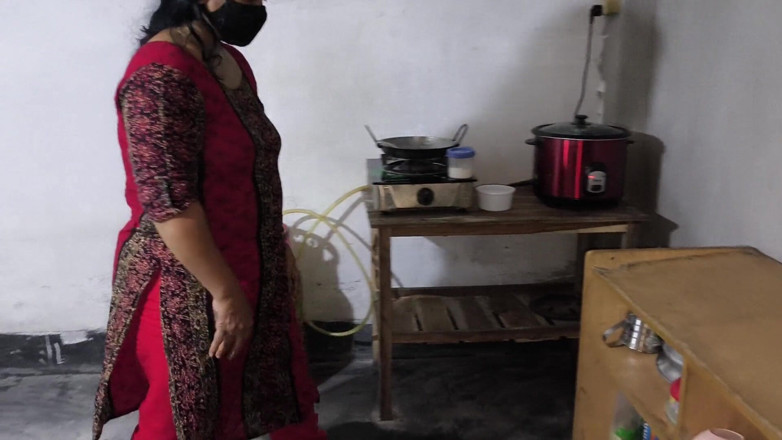 SAFI TV: La mia zietta stava cucinando quindi l'ho abbracciata e ho...