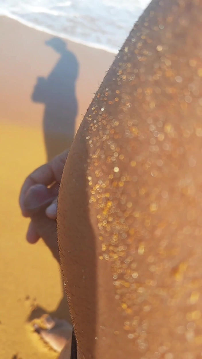 Ladysilvas: Ladysilva masturbuje się na plaży w majtkach Pokazując mojego kutasa...