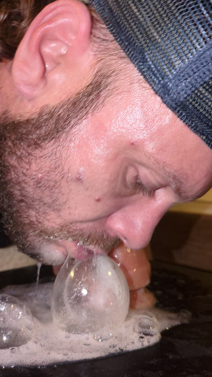 Deepthroat Madness: Jugando con una enorme cantidad de saliva haciendo burbujas y...