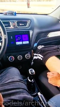Un tip de pe autostradă a intrat în mașina mea, și ne-am masturbat reciproc și am ejaculat într-un pahar