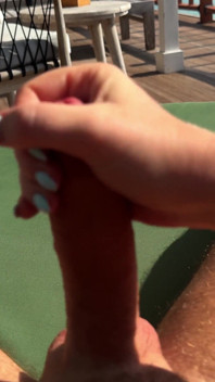 Heißes Schätzchen Gibt Schnellen Und Schlampigen Handjob Auf Der Terrasse Über Dem Meer