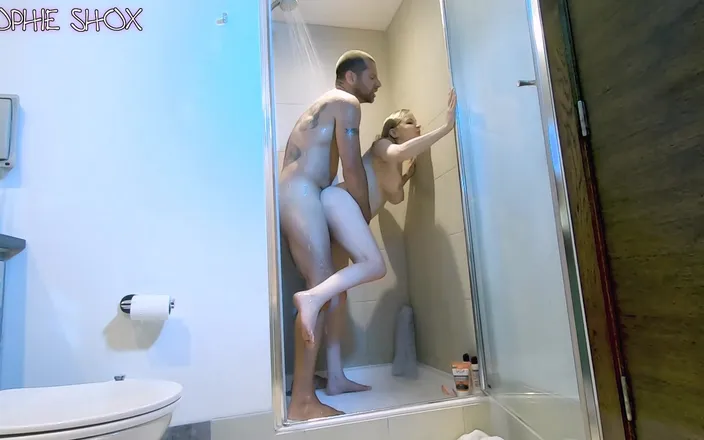 Sophie Shox: Tvrdý sex ve sprše