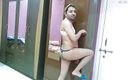 Cute &amp; Nude Crossdresser: Sexy sissy transvestört femboy Sweet Lollipop in bh-tanga, haarband und...