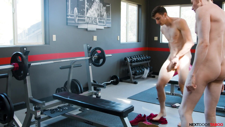 Next Door Studios: Stiefbrust kann seine große schwanz-latte im fitnessstudio nicht verbergen - NextDoorTaboo