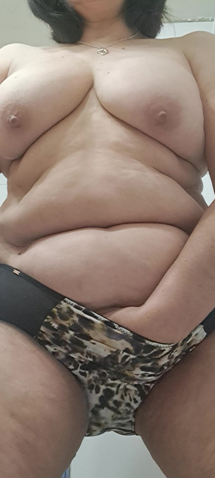 Mommy big hairy pussy: 指をパンティの下に突っ込むと、穴はとても濡れて熱い