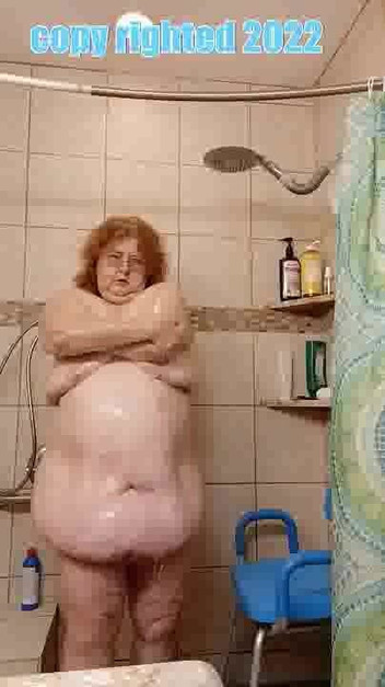 BBW nurse Vicki adventures with friends: Milf matang berambut merah membersihkan tubuhnya yang berpeluh dan berpeluh