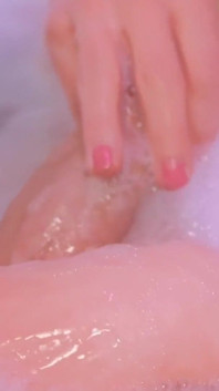 Bersantai di tab mandi - dengan dildo 19 inci saya!