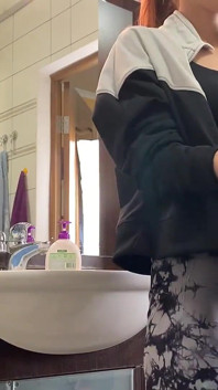 Un esclave nettoie le cul de sa maîtresse Kira avec la langue après la gym - anulingus femdom