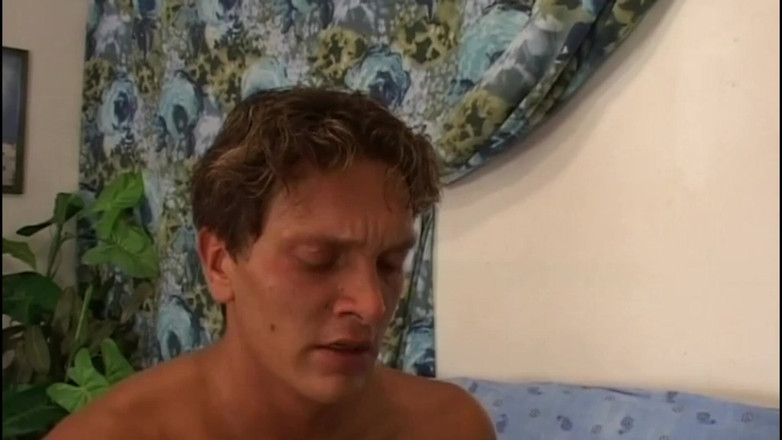 TGIRL ROOM: Bia Mastroianni Oaie Pe Canapea Futută De Un Tânăr Italian