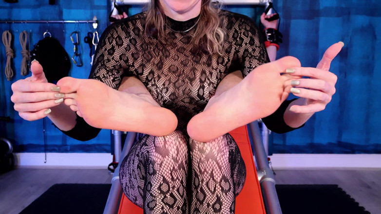 Miss Tory Tease: Lechtání hračkou - slečna Tory si připínákem na hračku