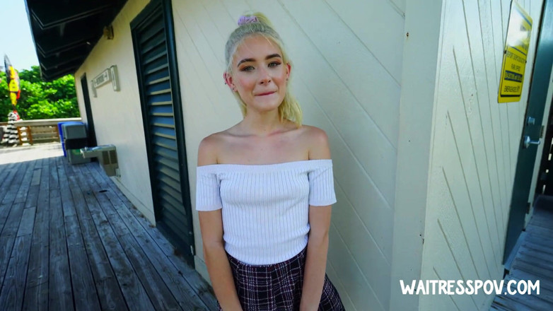 Waitress POV: Servitrisen POV - Jessie Saint - smakar pappas tjej